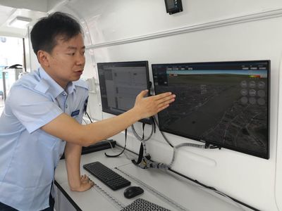 空气质量监测车开上“汉马”赛道,精准预报空气质量